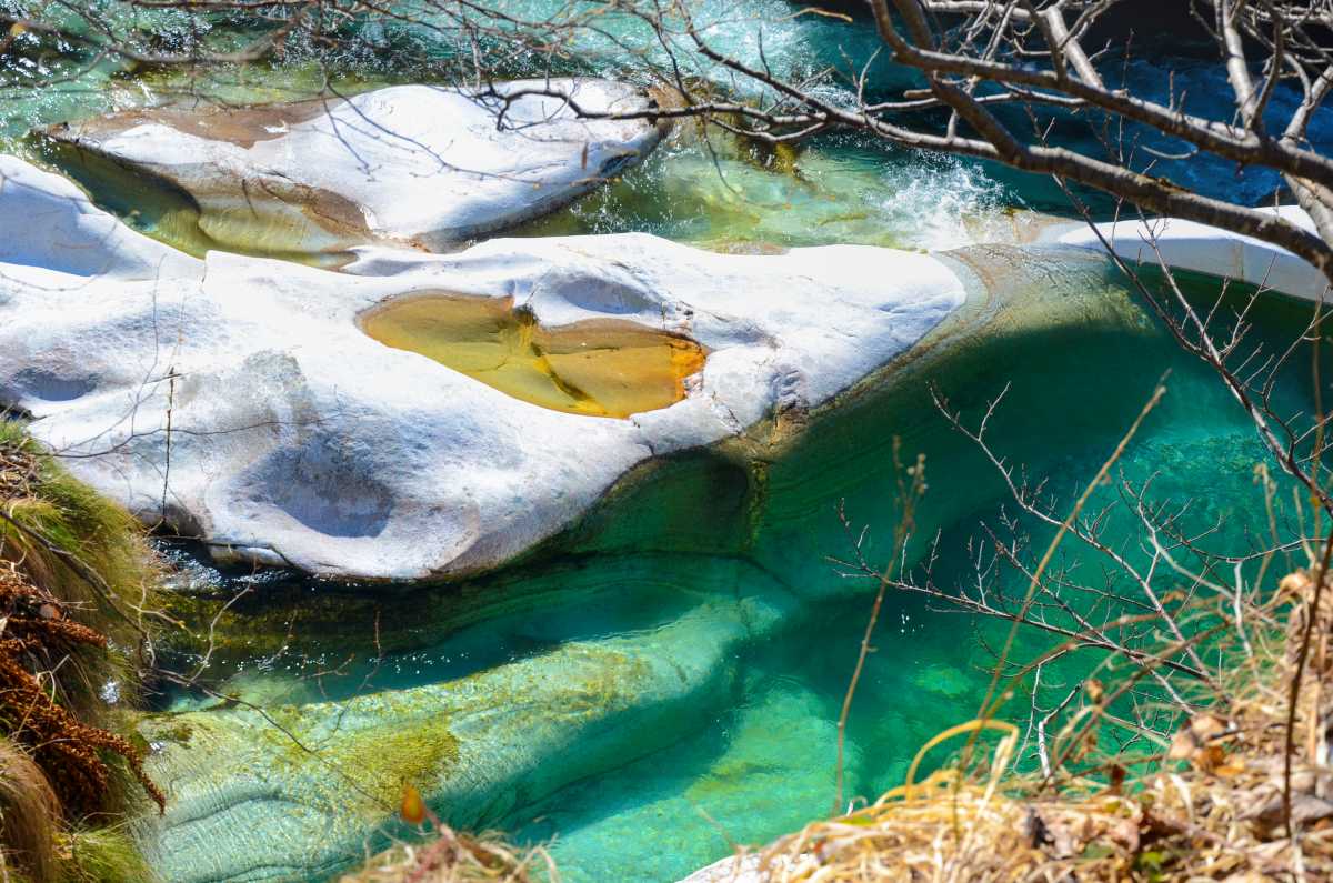 Wie lange bleibt unser Eis stabil? Fluss im Eis, das schmilzt - Naturaufnahme