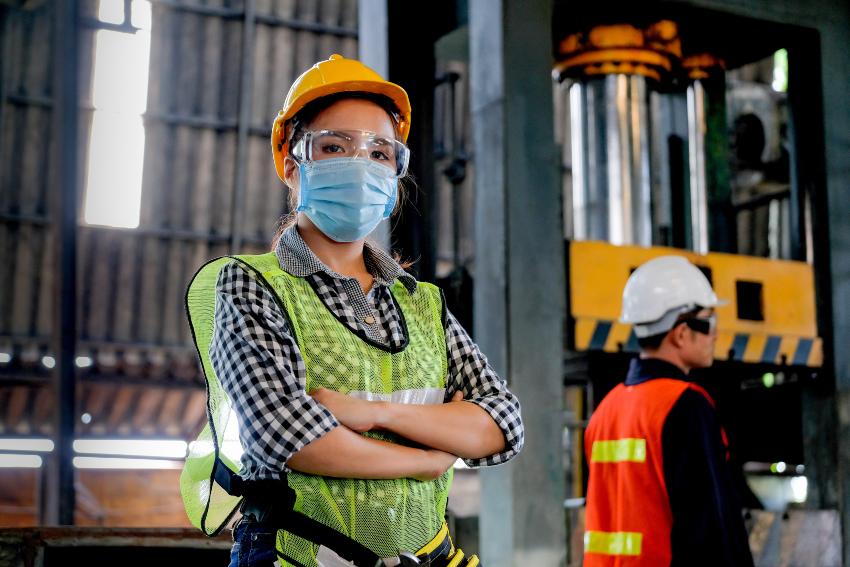 Weibliche Industrie-Arbeiterin mit Mund-Nase-Schutzmaske