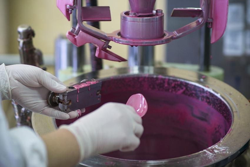 Person mischt pinke Farbe in einer Maschine an - Lackprobleme vermeiden