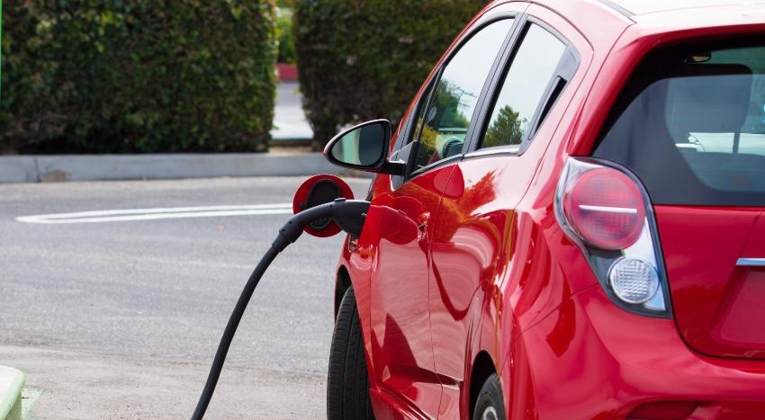 E-Auto wird aufgetankt - Elektromobilität