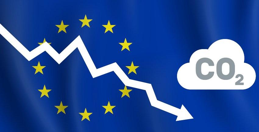 Symbolbild, EU Logo, Pfeil mit CO2 zeigt den Weg nach unten, CO2-Ausstoß in der Industrie