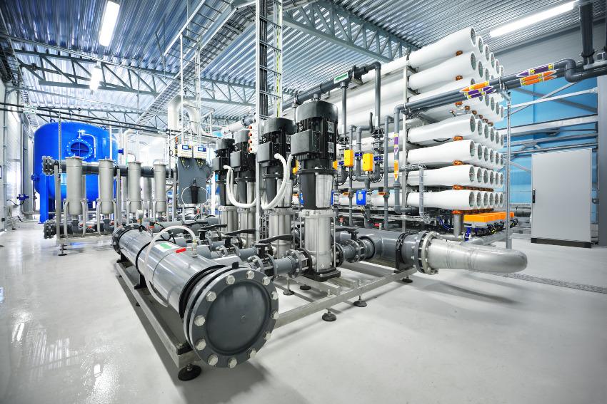 Mehrere Tanks und Rohrleiungen einer Anlage zur Umkehrosmose Wasserverbrauch in der Industrie reduzieren