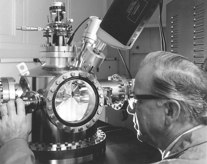 Auger Elektronenspektrometer, entwickelt von Lise Meitner und Pierre Auger