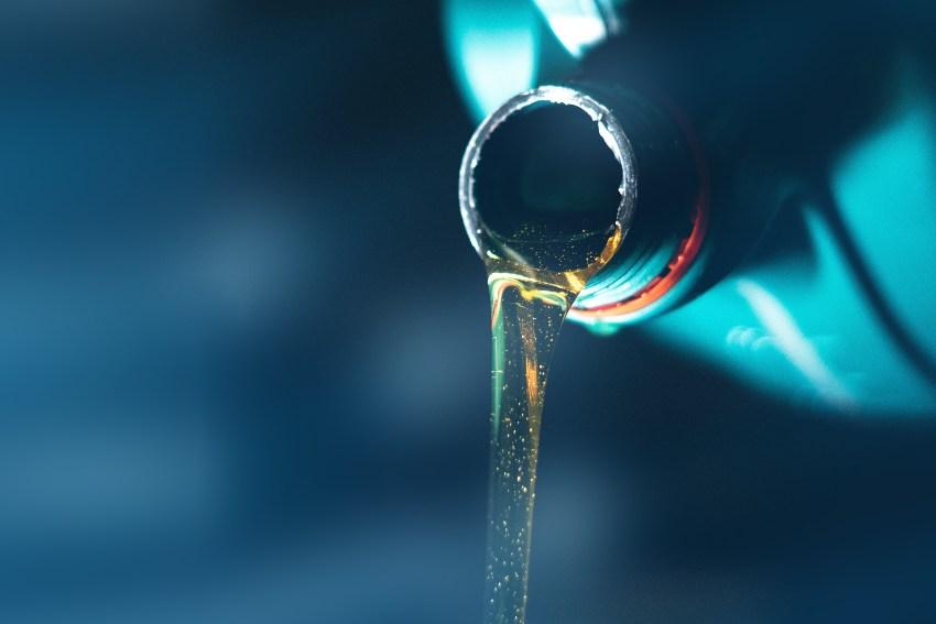 Öl wird aus einem Kanister ausgegossen Umformöle im Einsatz