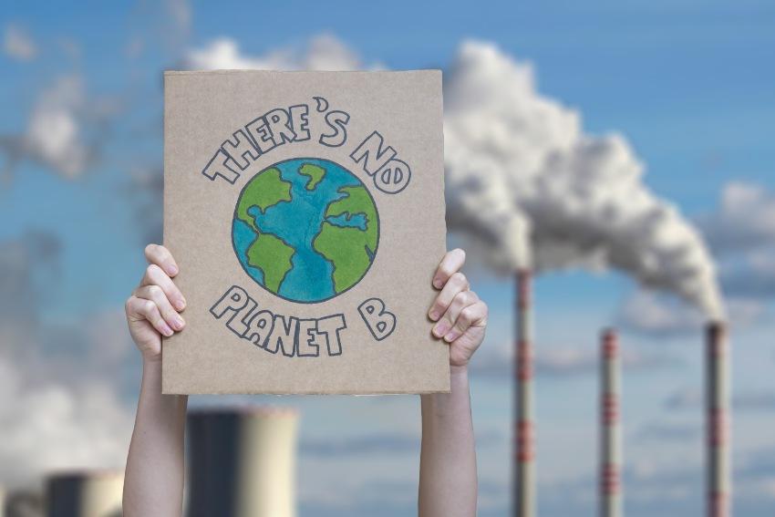 Zeichen des Protests mit Aufschrift "There's no planet b" - Umweltstandards in der Chemie