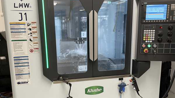 Kluthe-CNC-Maschine-Arbeit