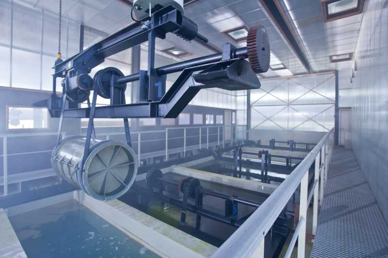 Industrielle Anlage zur nasschemischen Vorbehandlung Industrielle Tauchanlage zur Vorbehandlung metallischer Bauteile in der Oberflächentechnik