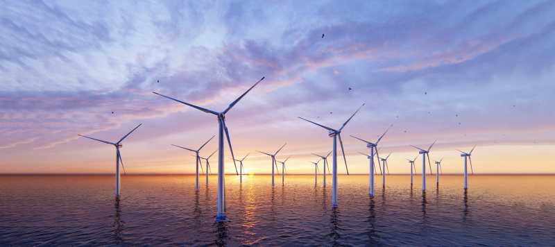 Offshore-Windpark im Sonnenuntergang Offshore-Windkraftanlagen auf dem Meer im Abendlicht