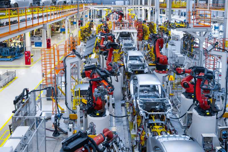 Automatisierte Montage in der Automobilfertigung Automobil-Produktionslinie mit Industrierobotern und Karosserien