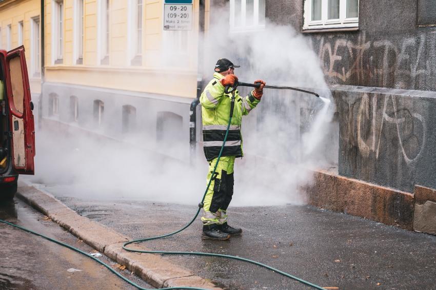 Graffiti-Beseitigung-mit-Wasser