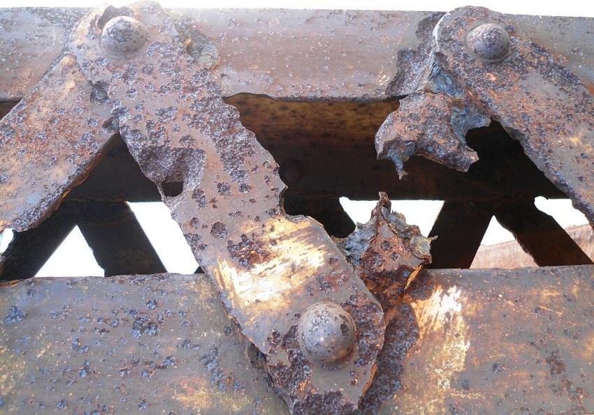 Lochfrasskorrosion-Nandu_River_Iron_Bridge - Bei Bauteilen aus Stahl essenziell: Was ist Korrosionsbeständigkeit?