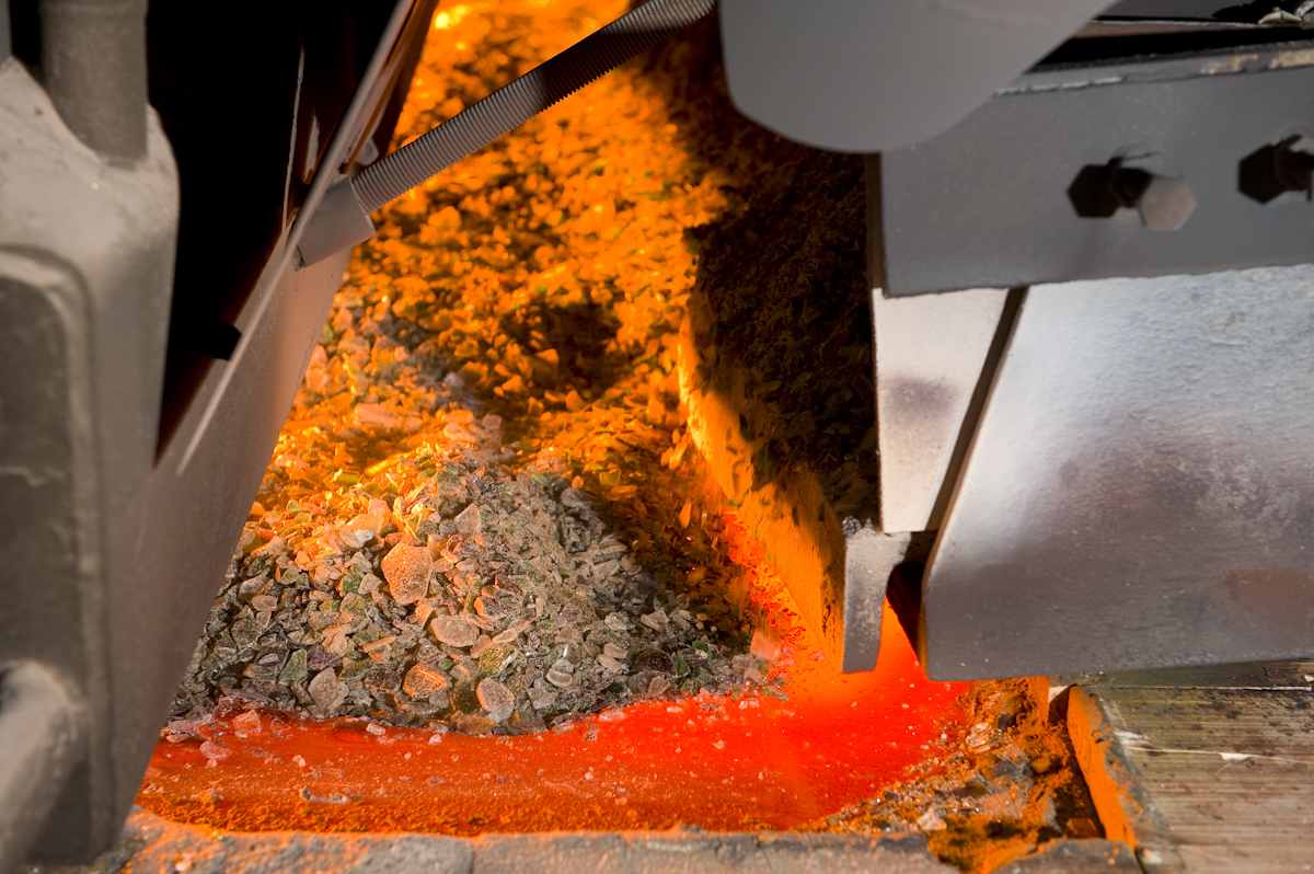 Altglas schmilzt bei deutlich geringerer Temperatur als Quarzsand, Kalk und Soda – dadurch lassen sich Energieverbrauch und CO₂-Ausstoß erheblich reduzieren Glasschmelzanlage