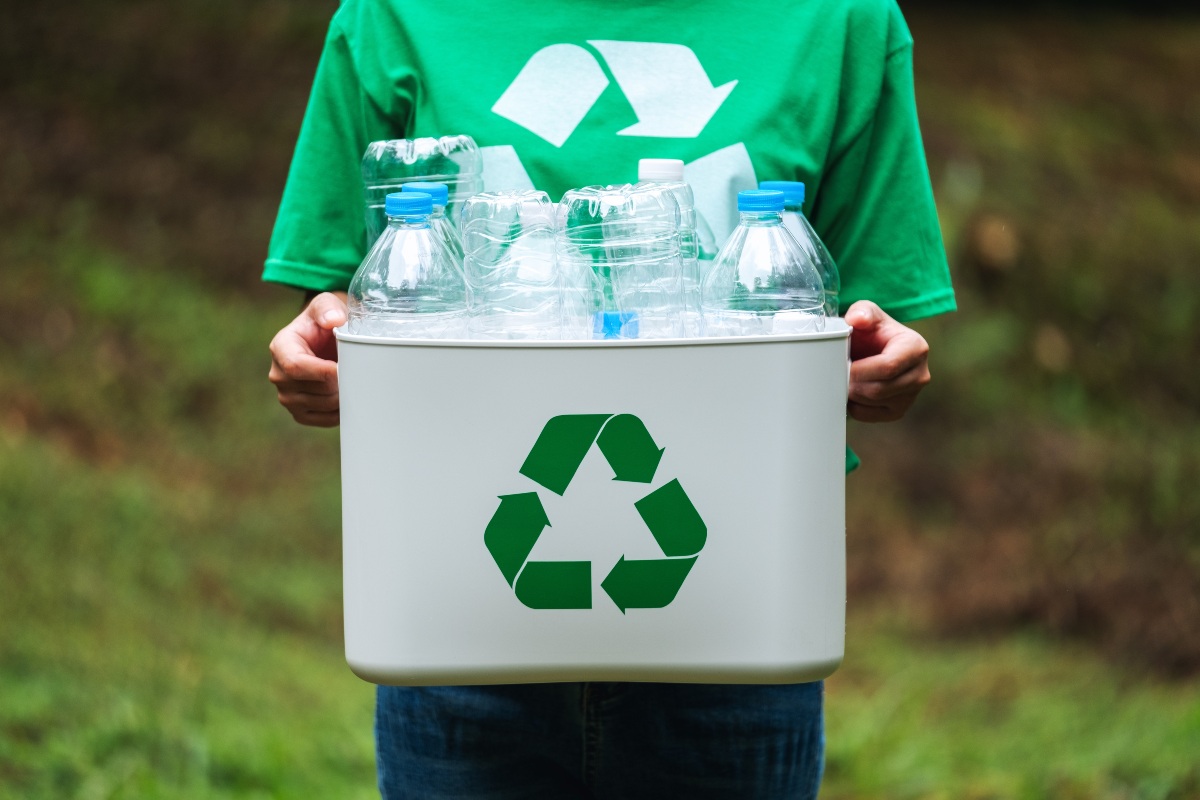 PET-Flaschen werden zu Kunststoffflocken zerkleinert und dienen als Ausgangsstoff für neue Produkte wie Verpackungen oder Textilfasern Plastik-Recycling - Stoffliche Verwertung