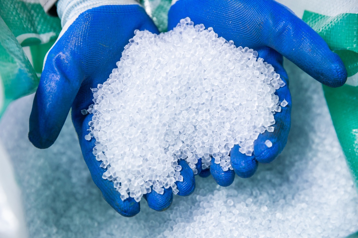 Aus Alt wird Neu: Recyceltes Kunststoffgranulat für Verpackungen, Kleidung & Co. Plastikgranulat-aus-recyeltem-Plastik - Stoffliche Verwertung