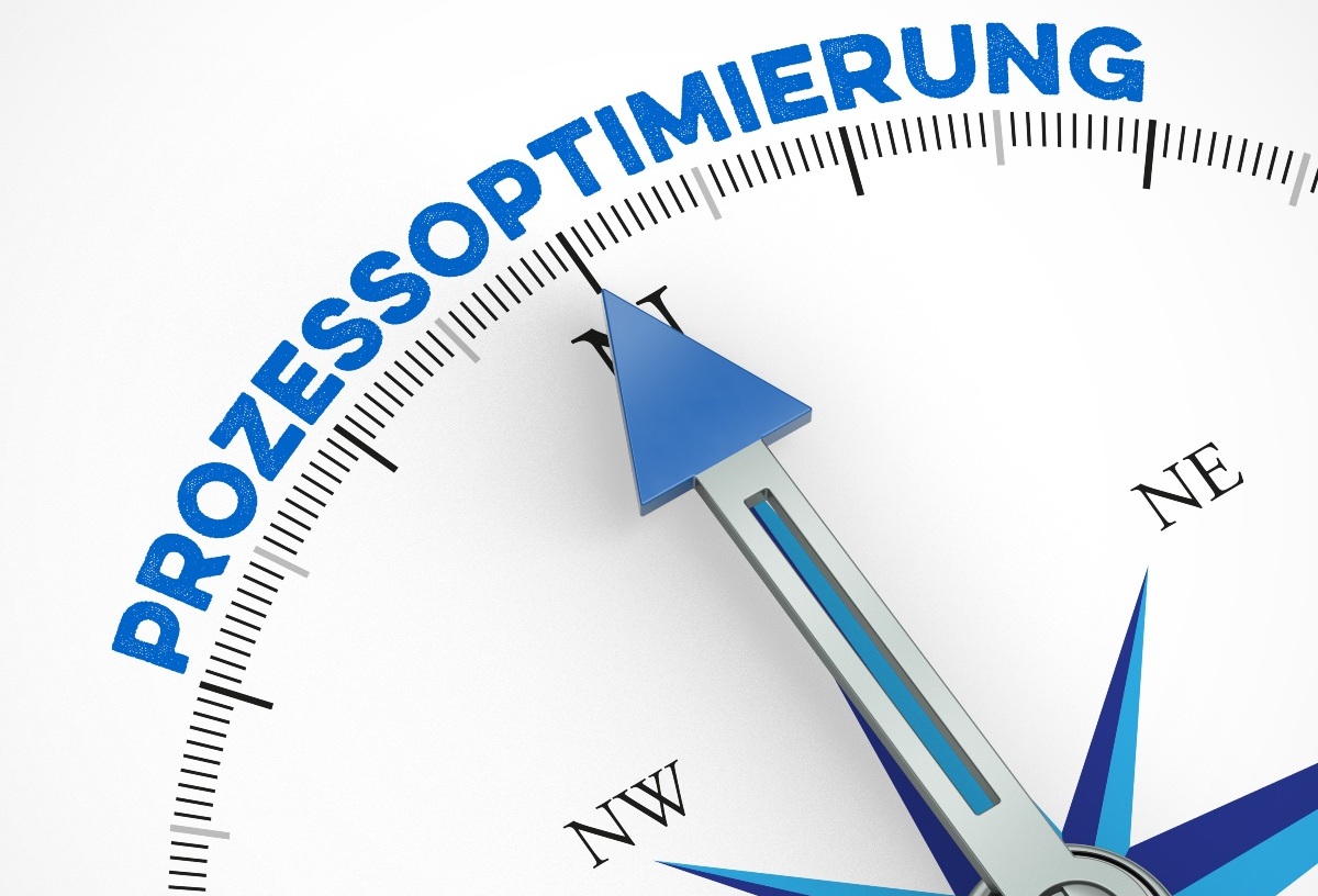 Ziele definieren, Prozesse analysieren und durch Digitalisierung, Standardisierung oder neue Technologien optimieren – oft kombiniert mit Wartungsstrategien Prozessoptimierung Konzept mit blauem Schriftzug und Kompass