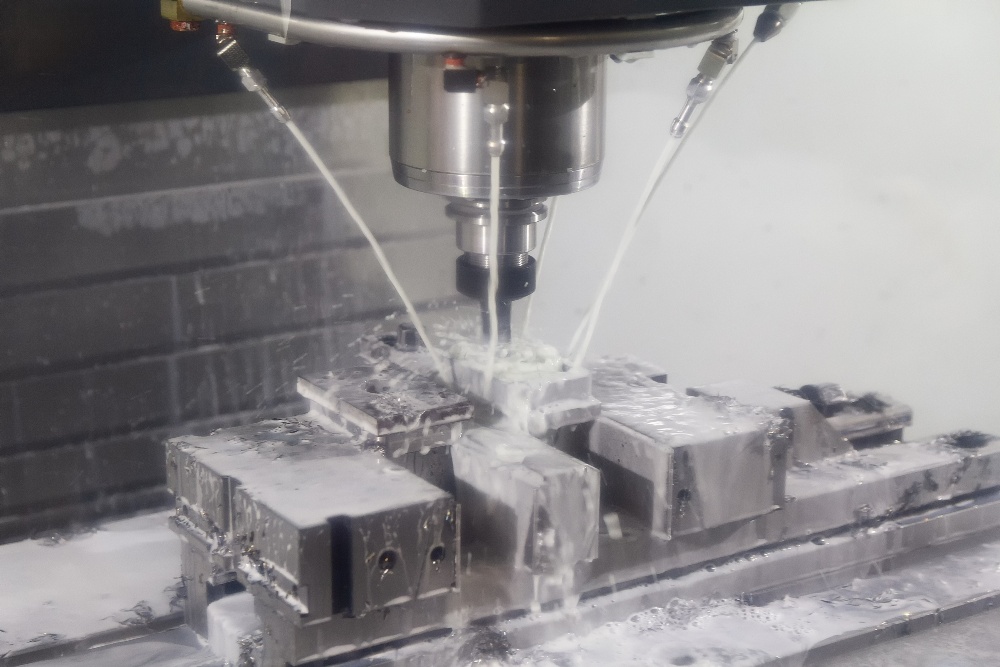 herkömmliche Überflutungskühlung bei einer CNC Maschine