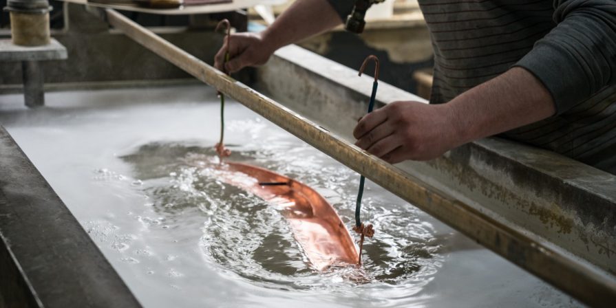 Metallwerkstück-im-Galvanisierungsbad