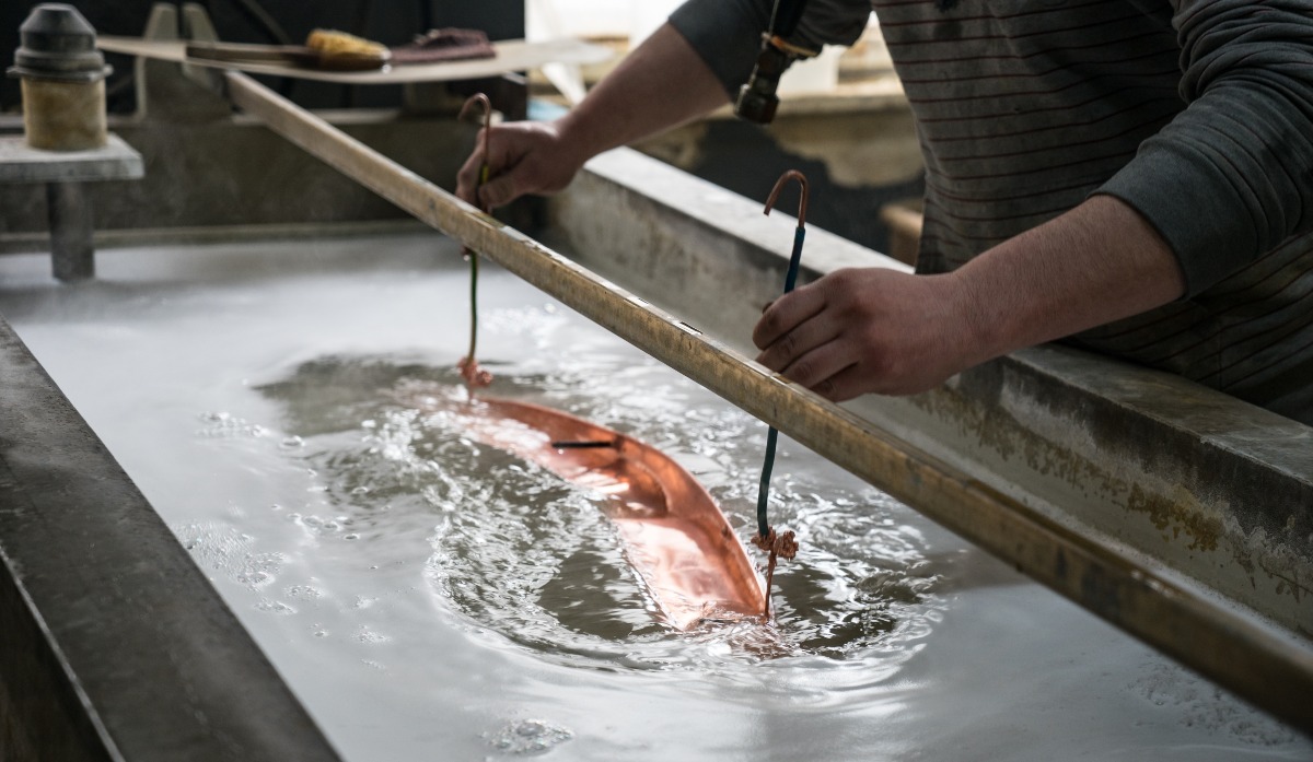 Metallwerkstück-im-Galvanisierungsbad