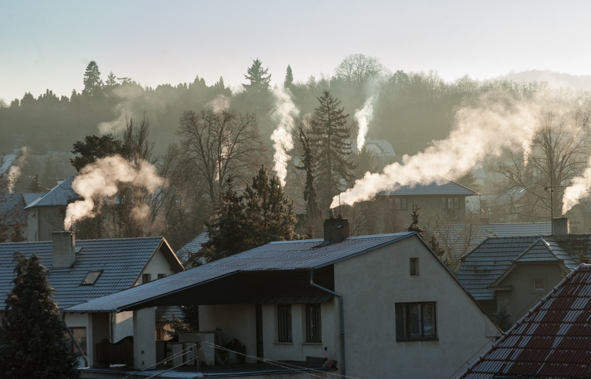 Wohnhäuser-Rauch-aus-Schornsteinen - Was ist der Unterschied von Emissionen und Immissionen?