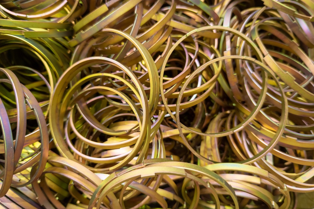 Gelbchromatierte Stahlringe Gelbchromatierte Schutzbeschichtung auf einem Stapel von Stahlringteilen