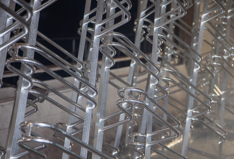 Neben der Passivierung von Konversionsschichten vor Lack werden auch Verfahren zur Passivierung blanker Oberflächen, z.B. von feuerverzinktem Stahl eingesetzt Neben der Passivierung von Konversionsschichten vor Lack werden auch Verfahren zur Passivierung blanker Oberflächen, z.B. von feuerverzinktem Stahl eingesetzt